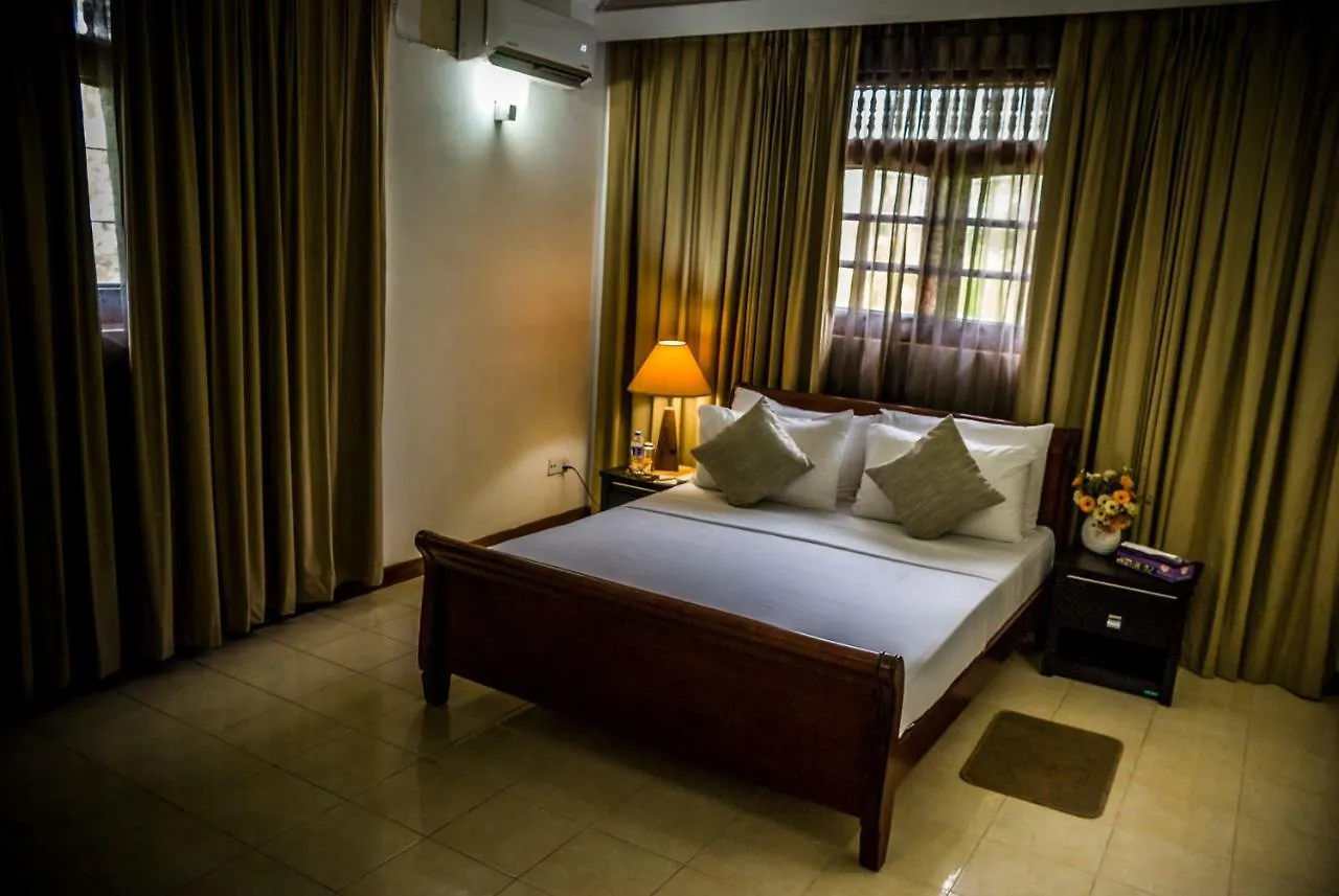 Hotel Blue Bird Negombo 3*,